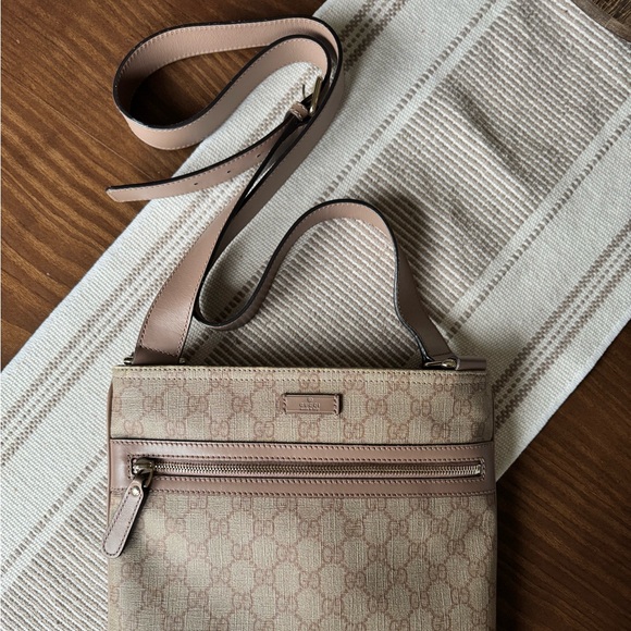 Gucci Handbags - Gucci supreme monogram crossbody bag